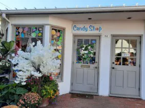 Topiaire Candy Shop logo